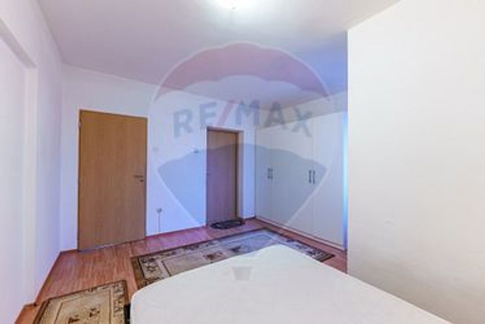 Apartament la Casă, de închiriat cu 3 camere, 300 Euro.