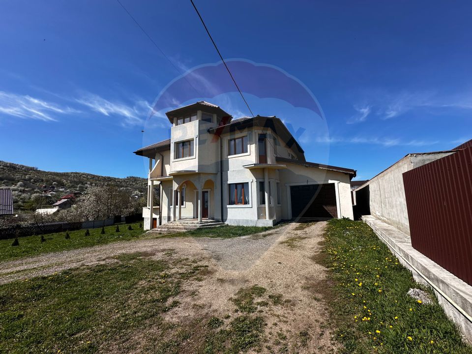 8 room House / Villa for sale, Nord area