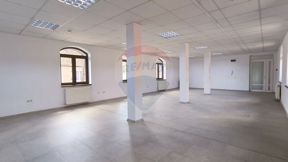 190sq.m Commercial Space for rent, Central area