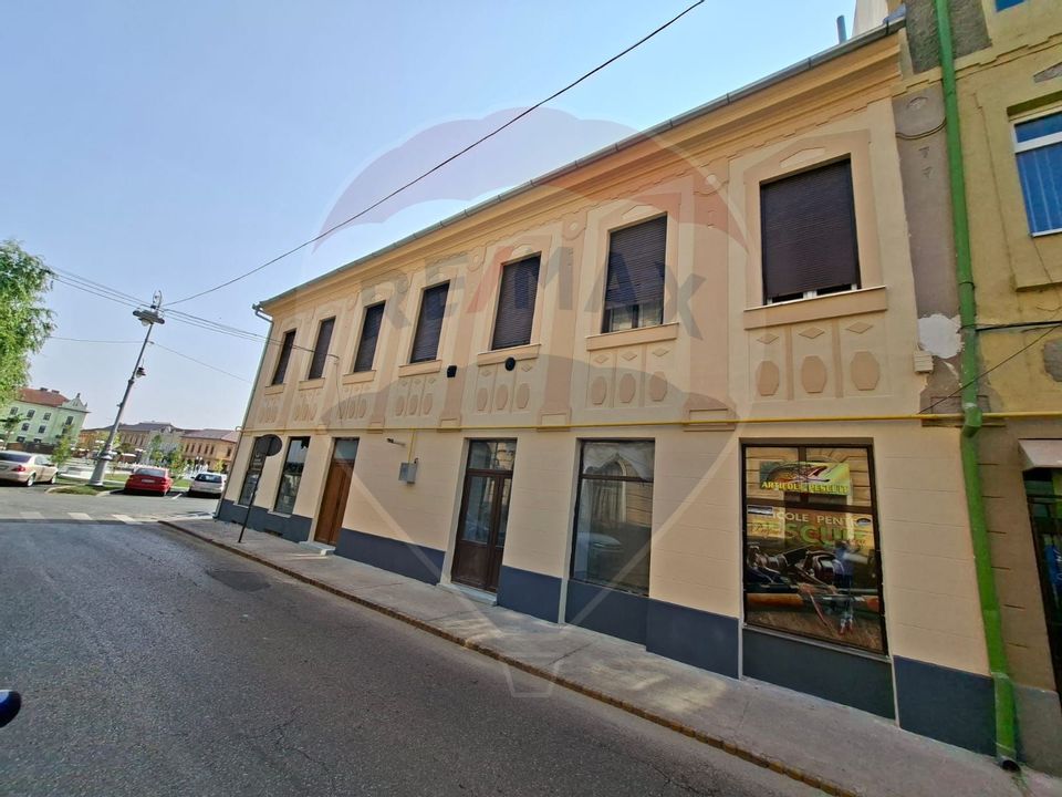 Spațiu comercial 75 mp  Piata Catedralei. Vitrină si acces din stradă