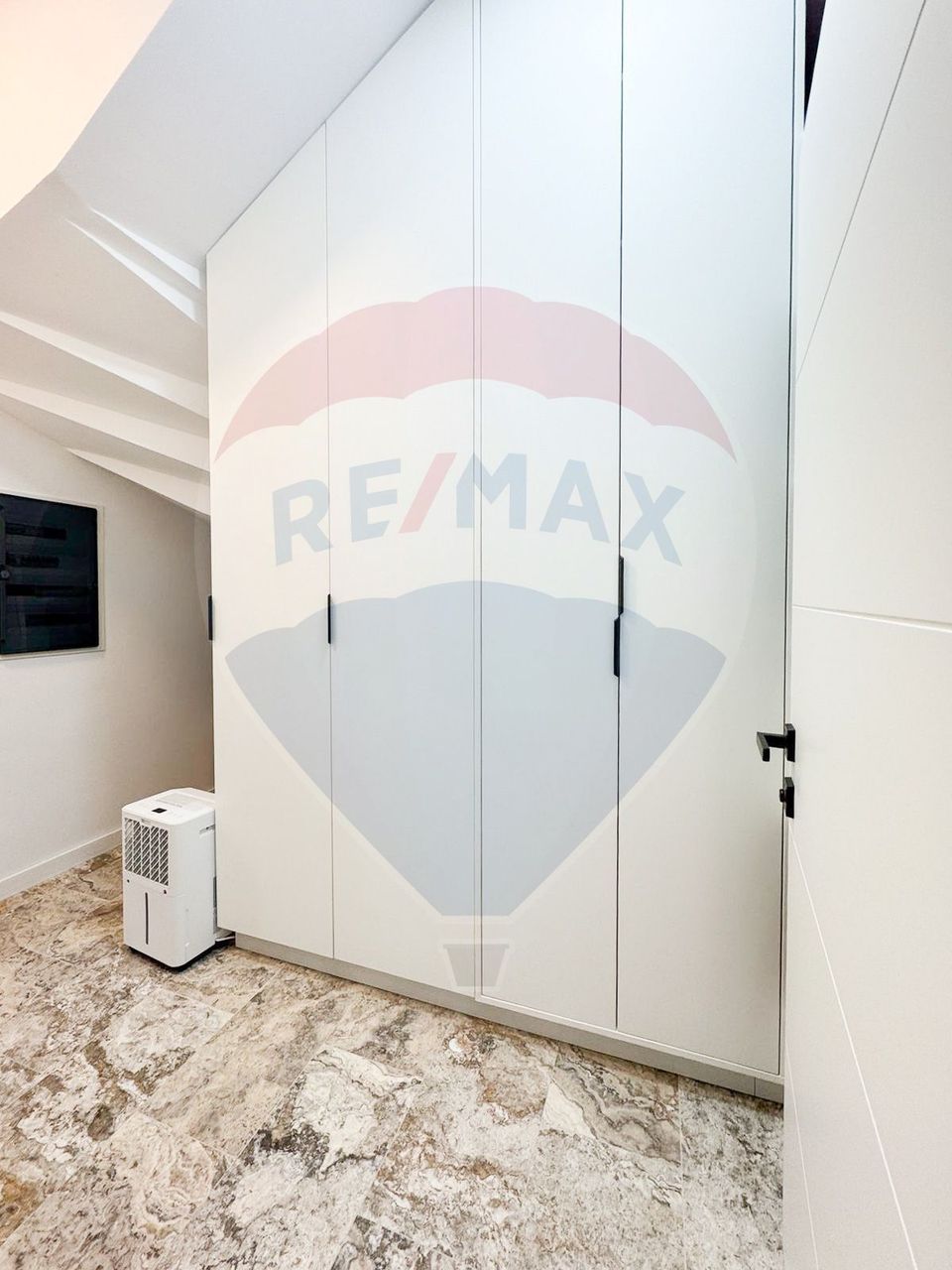 House / Villa for sale in Mogosoaia, shop, bus, utilities