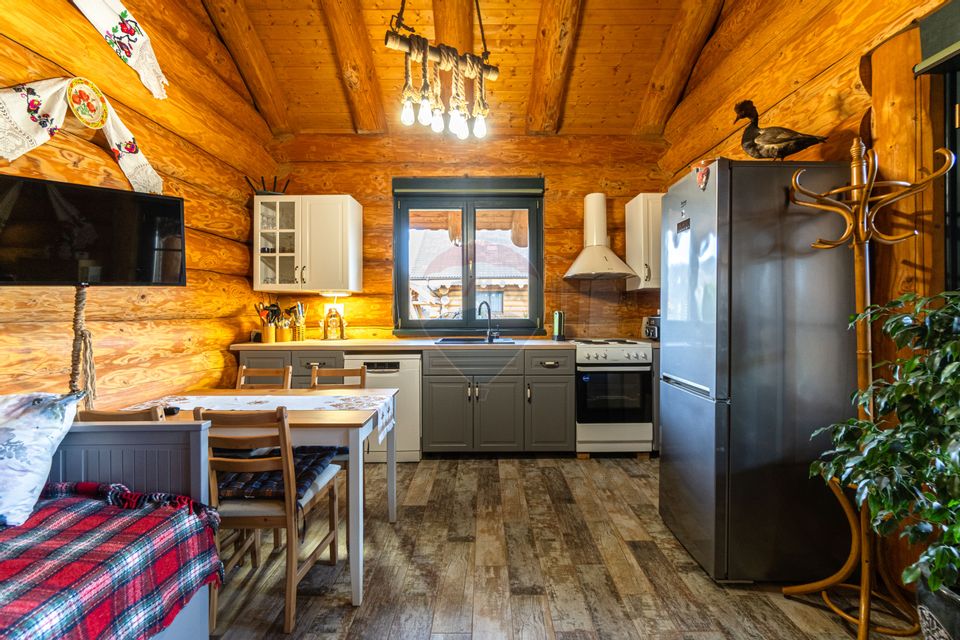 Doua case in stil canadian – confort modern intr-un cadru natural