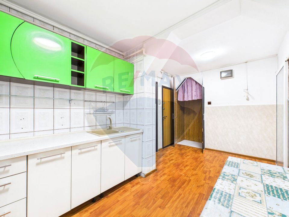 Apartament cu 4 camere de vânzare în zona Rahova