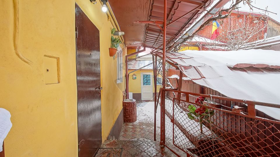 Proprietate cu 2 apartamente și garaj, Schei