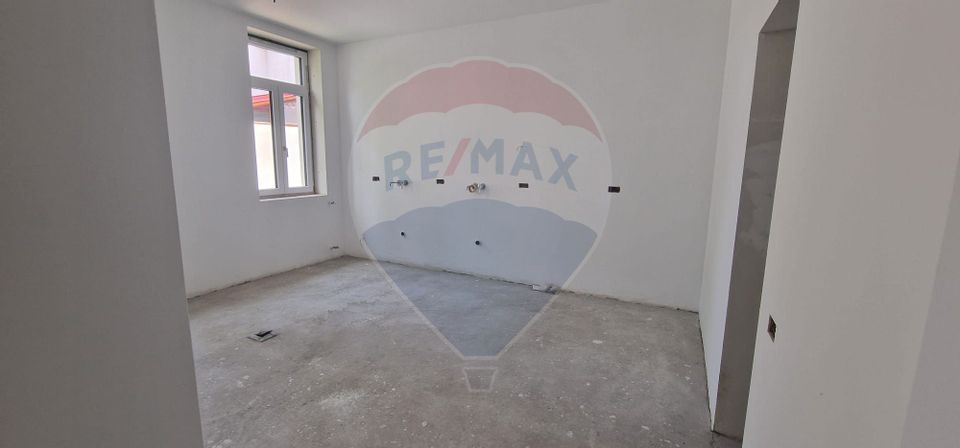 Corp cladire, 3 camere de vânzare, central, CABINET MEDICAL