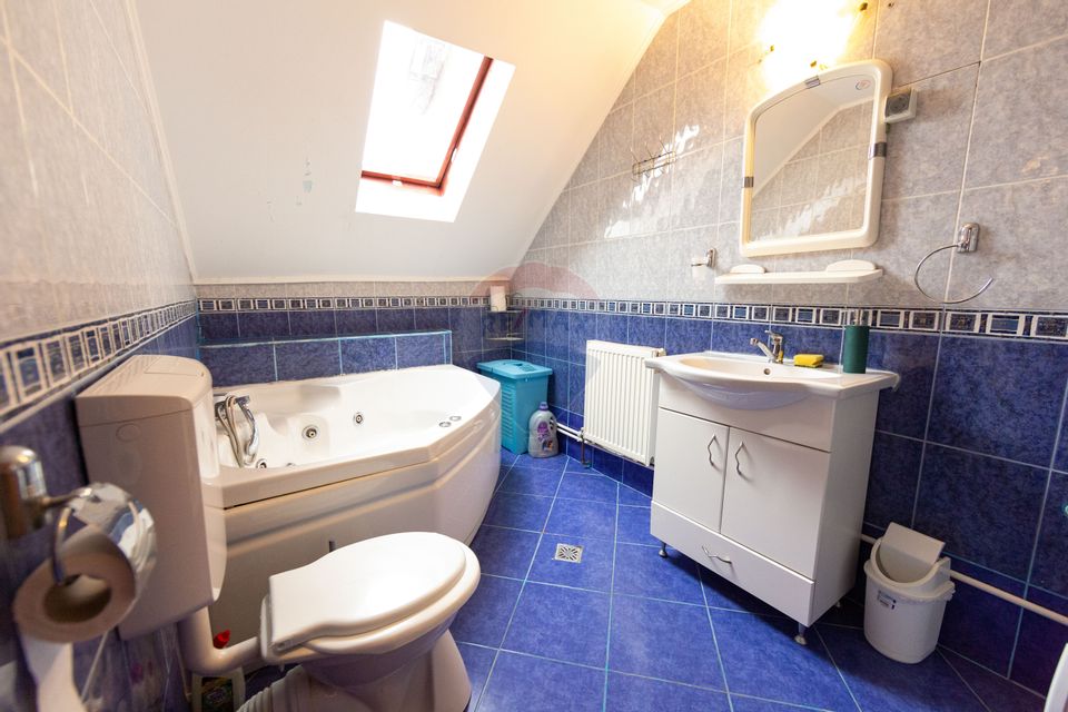 Casă spațioasă cu garaj dublu, foișor și curte amenajată