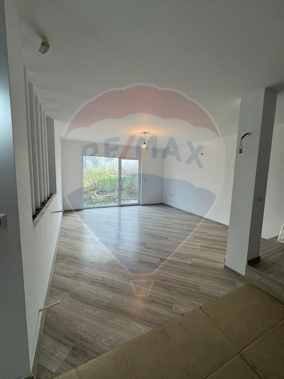 Casă / Vilă cu 8 camere de vânzare în zona Est