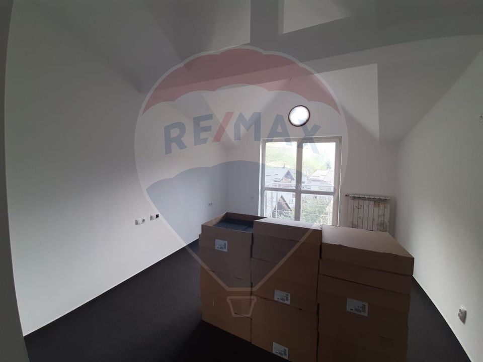 Villa / Guesthouse / Seniors' Asylum, beautiful Moeciu area, parking