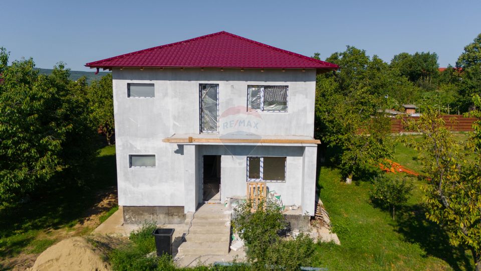 Casă/Vilă la Cheie, 5 Camere 600mp teren de Vânzare, Tomești-Chicerea