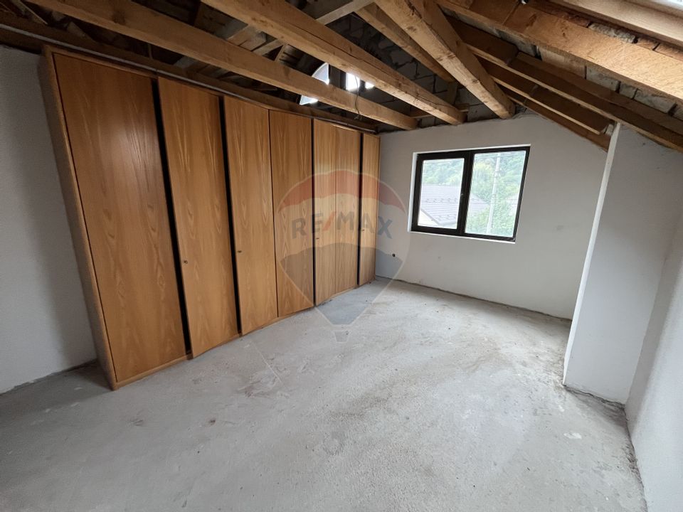 Casă de vânzare în Câmpulung la preț de apartament.