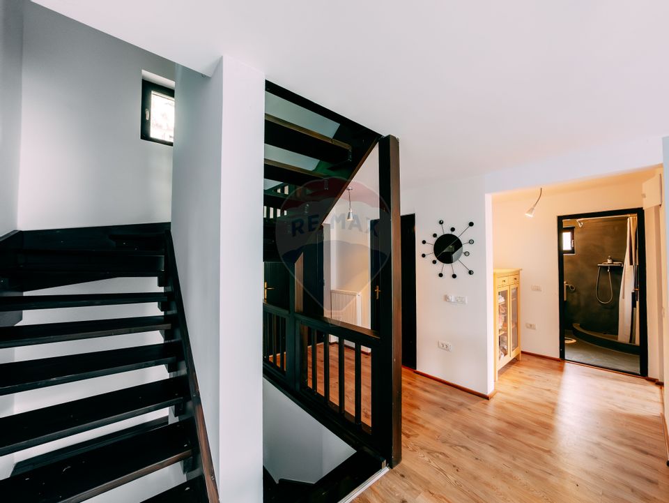 Vanzare casa de vacanta cu ponton privat la lac Tarnita