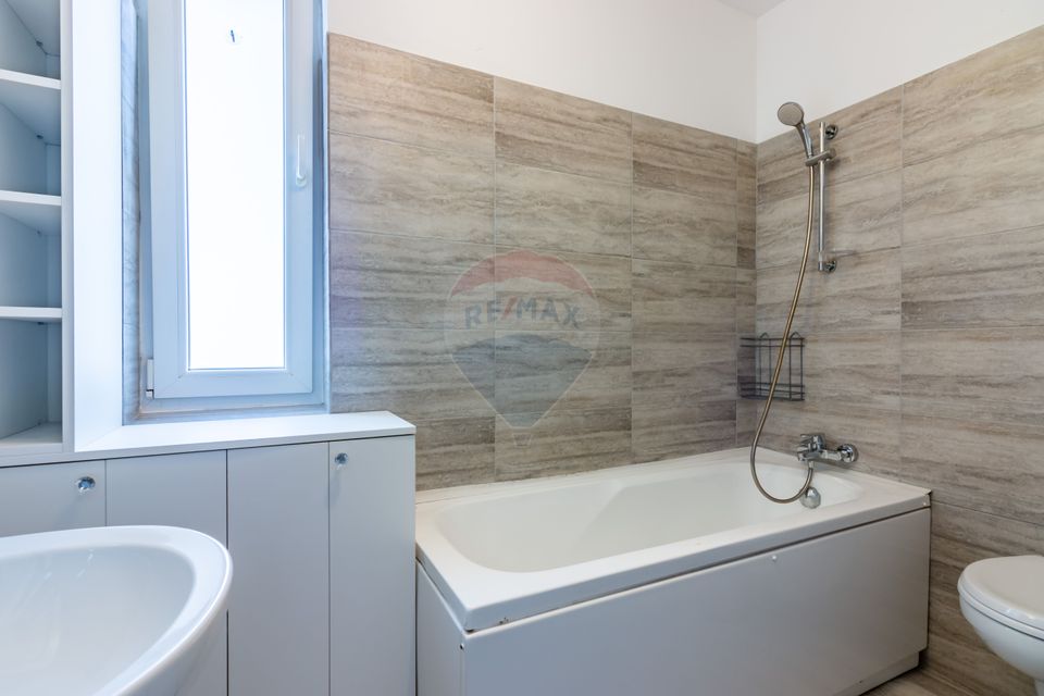 For sale House / Villa with 4 rooms in Tunari