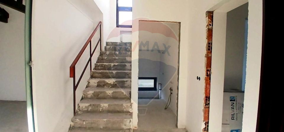 Casa cu 4 camere de vanzare in Crevedia acces privat