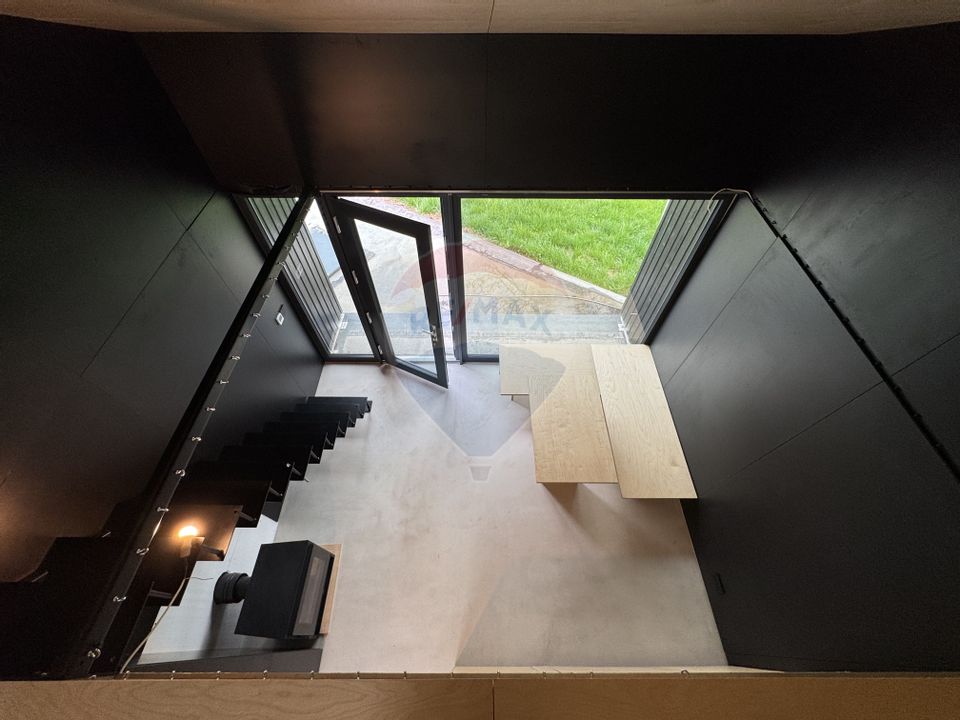 Doua case la munte, cu vedere superba, localizate in Poiana Marului