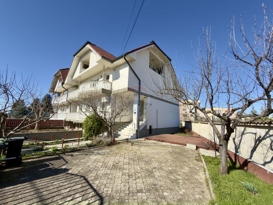 Casă / Vilă 8 camare cartier Beverly Hills Sanmartin