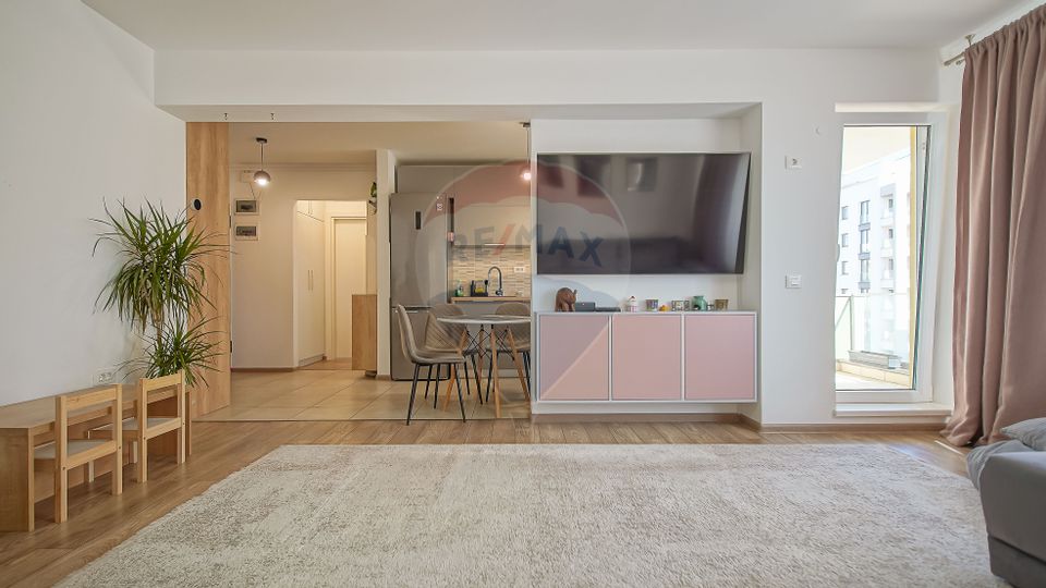 Apartament cu 2 camere și boxă de vânzare la Top City în Tractorul