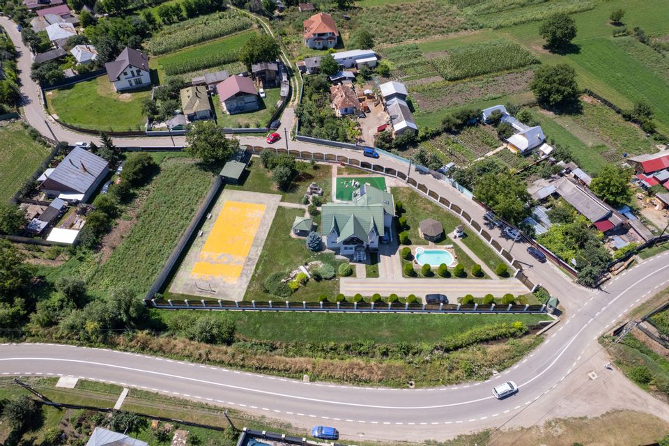 Casă cu piscină și teren de tenis – Girov, 10 min de Piatra Neamț