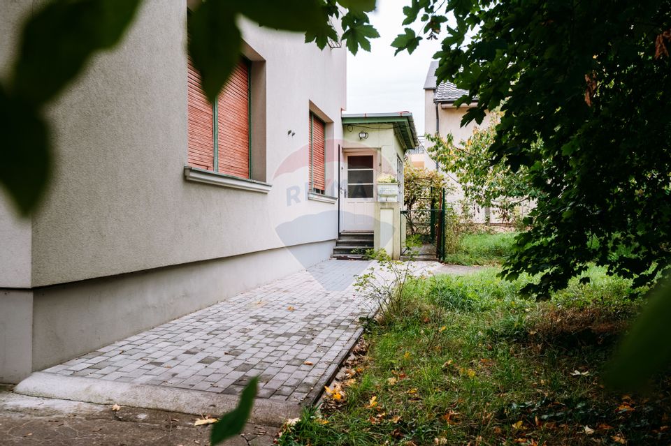 Apartament spațios cu grădină proprie într-o vilă interbelică renovată