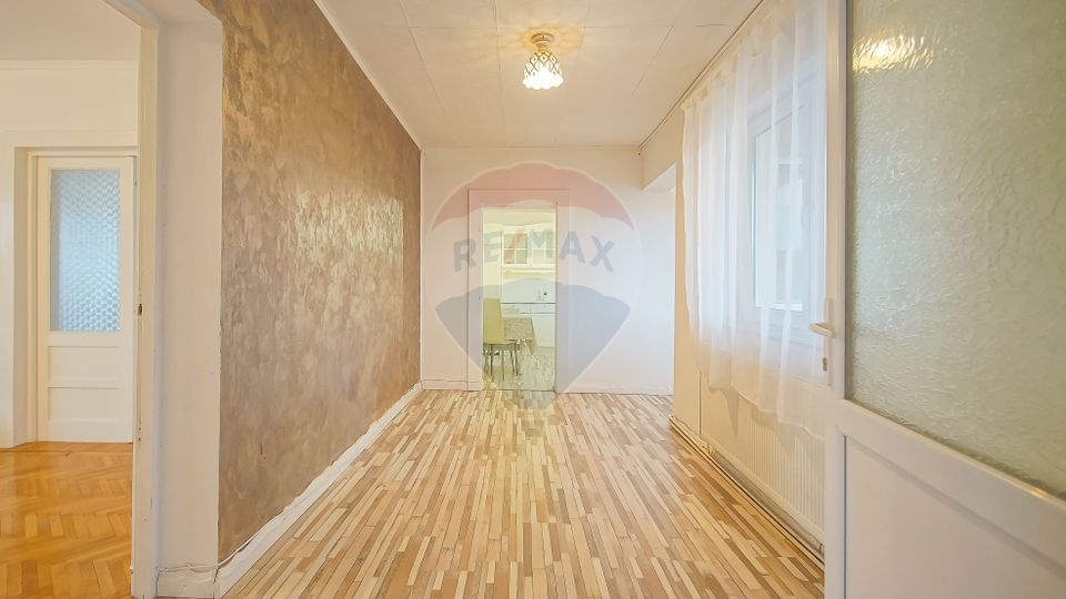 4 room Apartment for sale, Tractorul area