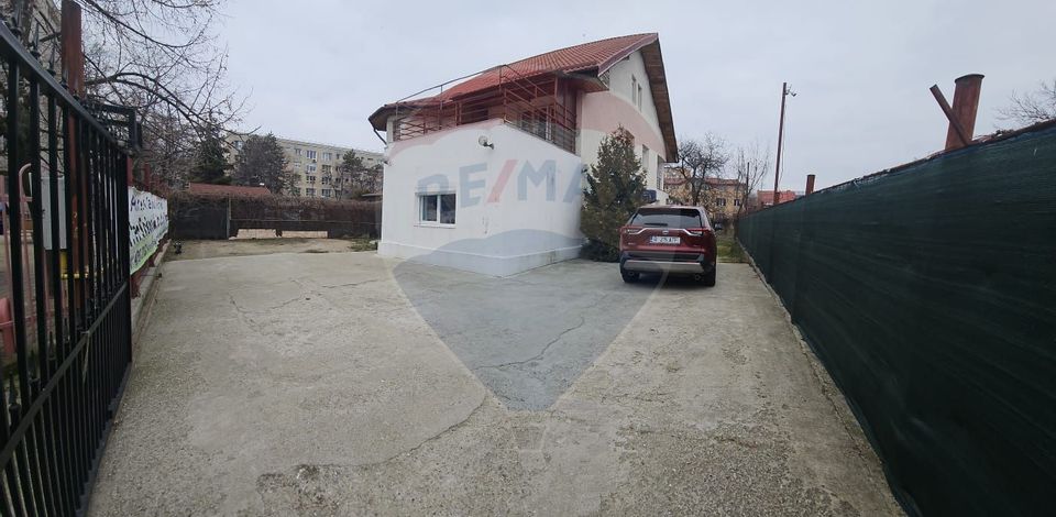 Casă / Vilă cu 6 camere de vânzare în zona Ozana-Pallady
