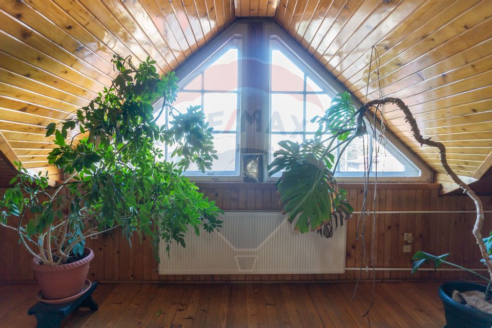 Casă / Vilă cu 10 camere si teren generos, Sos. Salaj