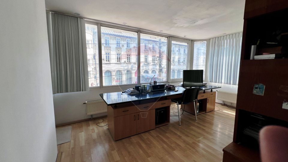 Apartament de vânzare Galați, 6 camere, Faleză - locuință sau birouri