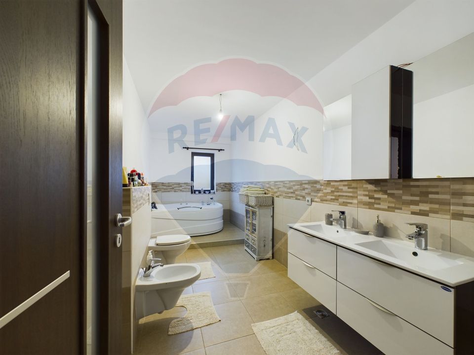 Vila cu 6 camere, teren 1200mp de vanzare- Varasti, la 4 km de Berceni