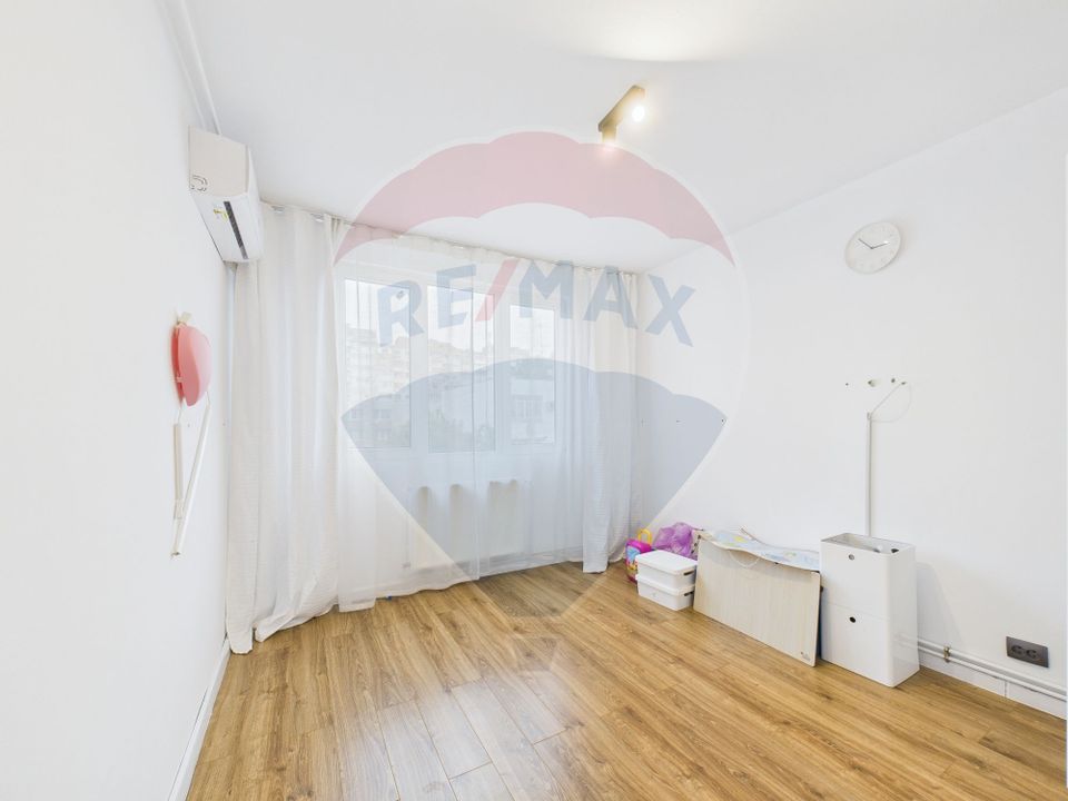 Apartament cu 4 camere de vânzare - Piata Rahova