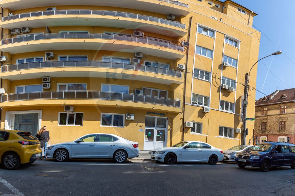 100% occupancy office building, on Caderea Bastiliei Street