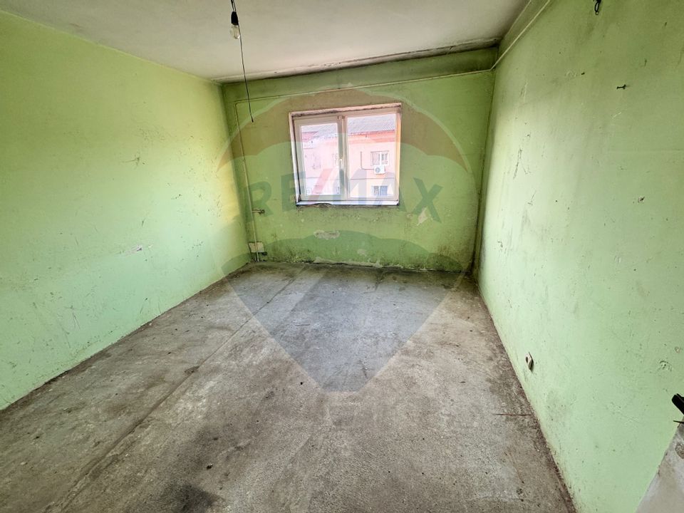 Apartament de vanzare, cu 3 camere decomandat  ZONA NORD