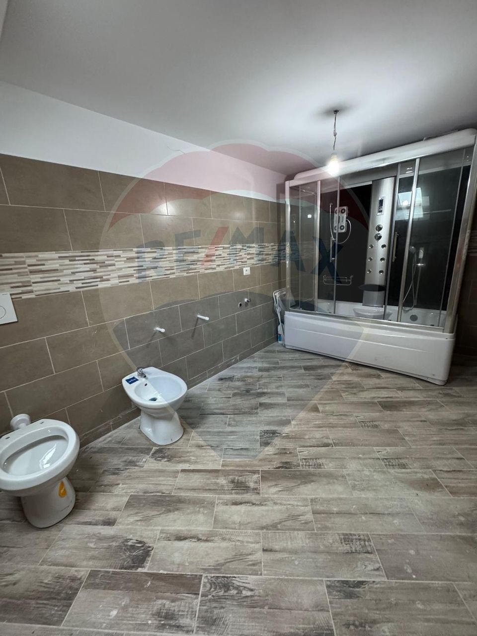 Casă / Vilă cu 8 camere de vânzare în zona Est