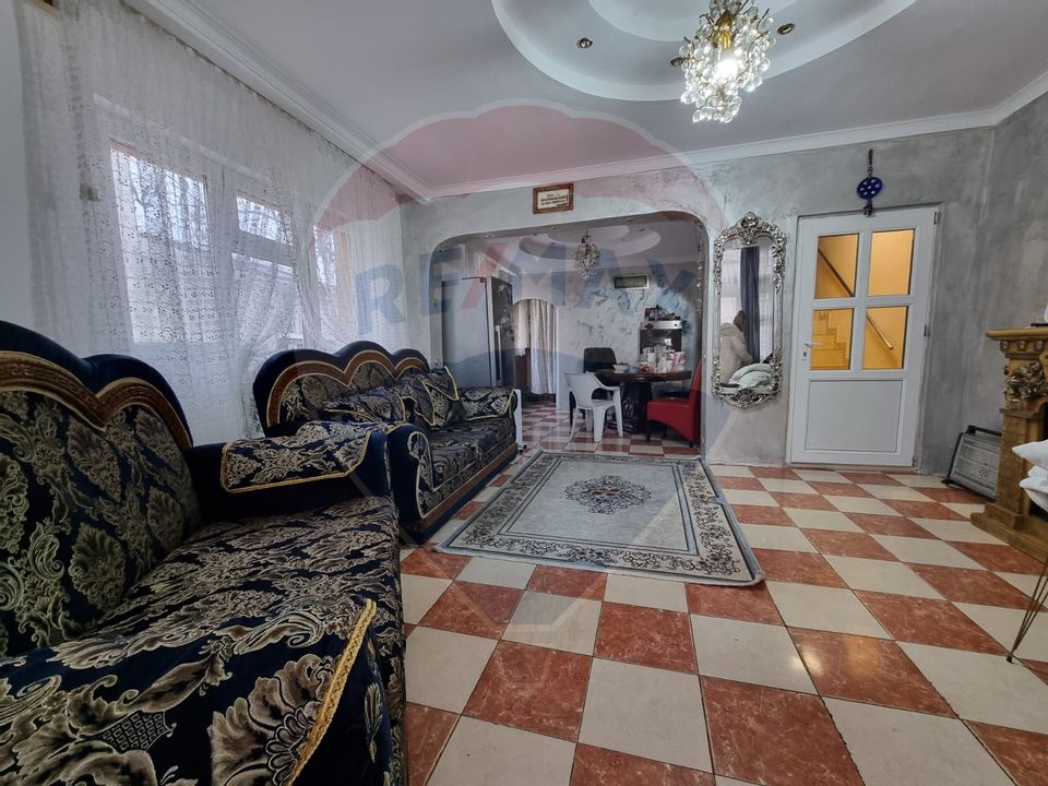 Casă / Vilă cu 4 camere de închiriat în zona Delfinariu