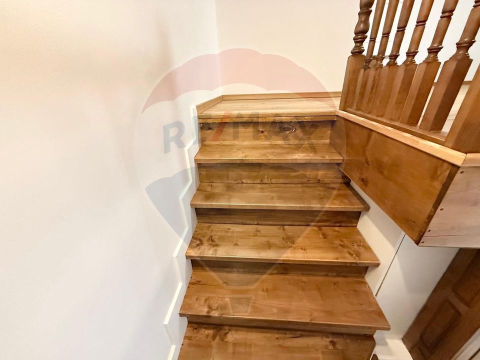 Apartament 4 camere, pe 2 niveluri si curte comuna în Centru