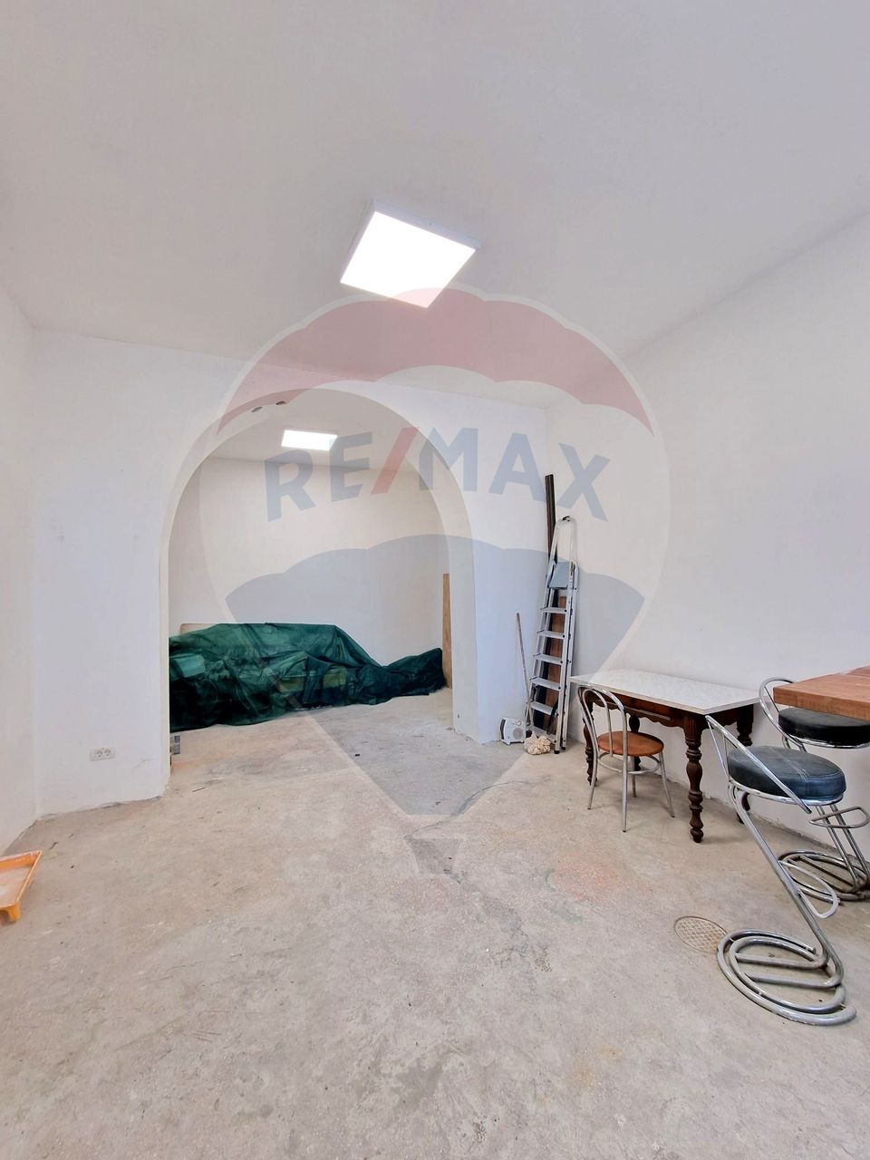 Commercial space Eroii Revolutiei Metro