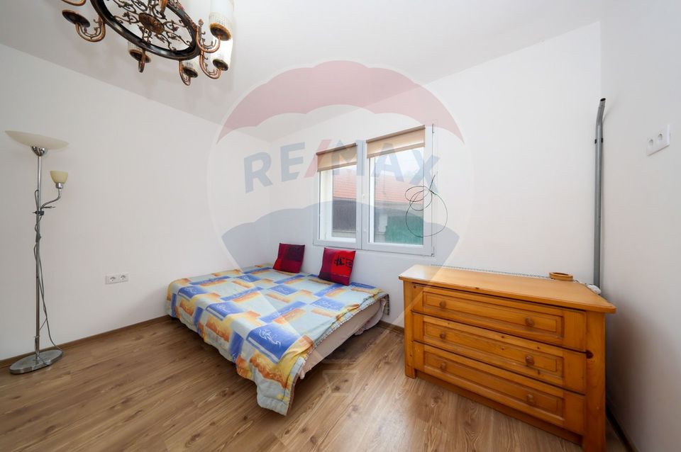 Casă cu 3 camere de vânzare în zona Schei