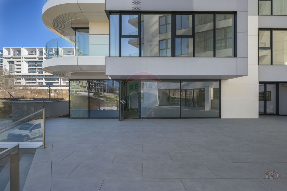 Spatiu ideal showroom/cafenea | vitrine + terasa