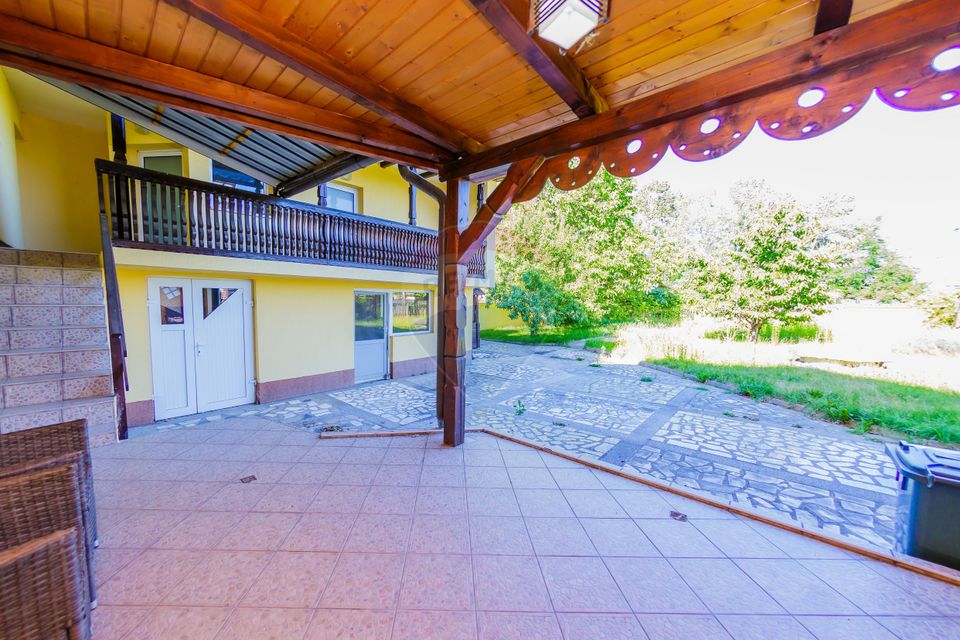 Casă cu 7 camere, 10 ari de vânzare la drumul principal cu 2 intrari