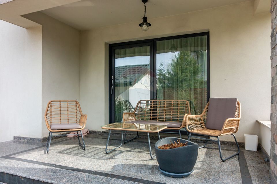 Villa in Corbeanca, near the lake, adjacent forest, blue lagoon