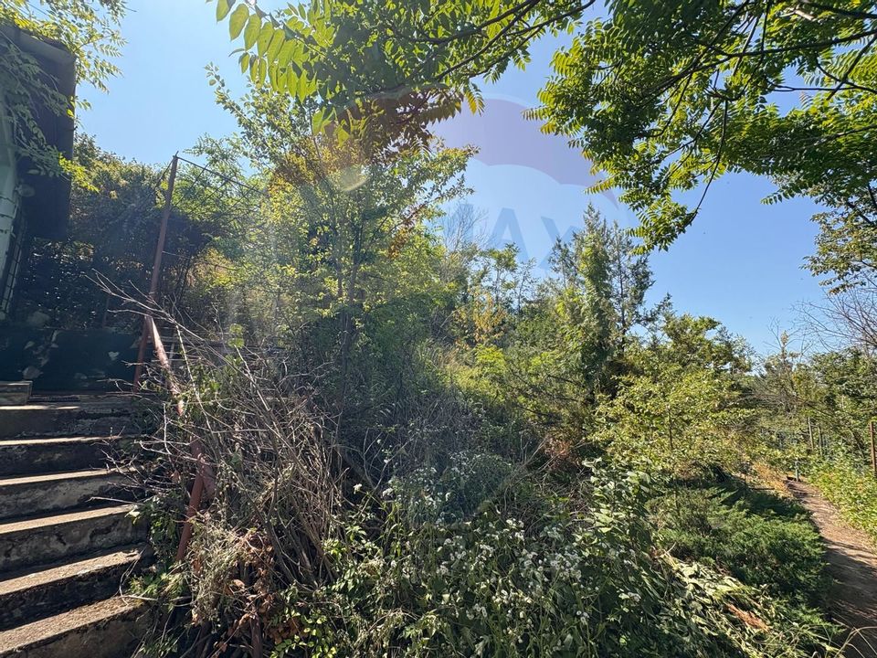 Teren intravilan 589 mp si cabana din caramida in Cuvin