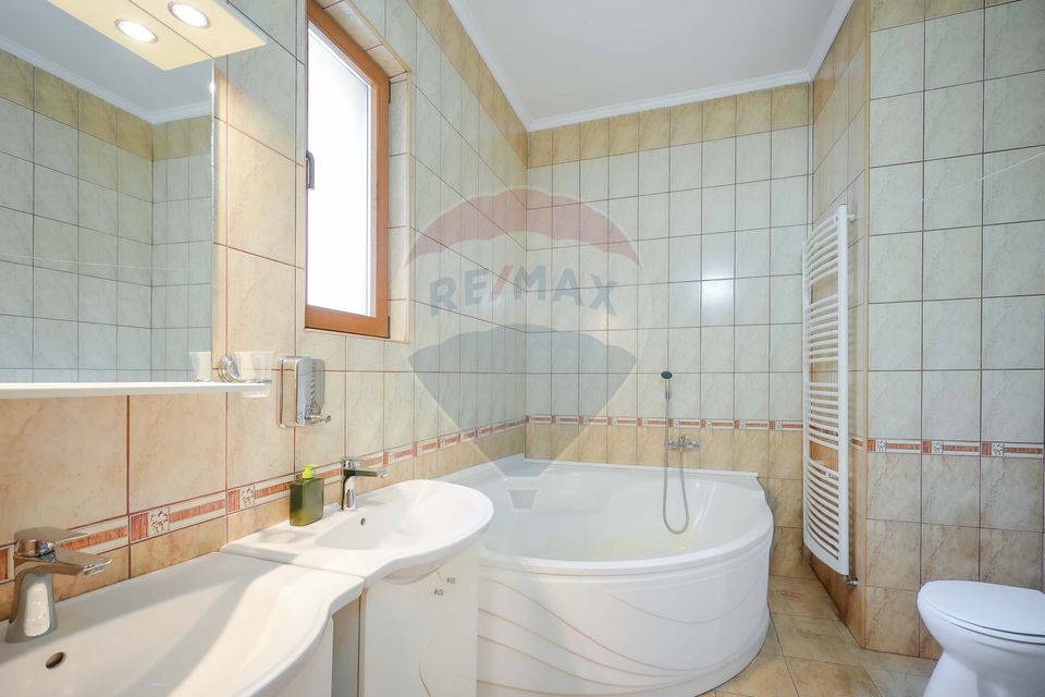 Casă cu 7 camere de vânzare în zona Ultracentrală