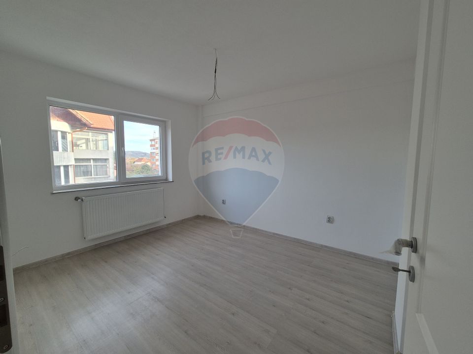 Apartament 3 camere decomandat parter
