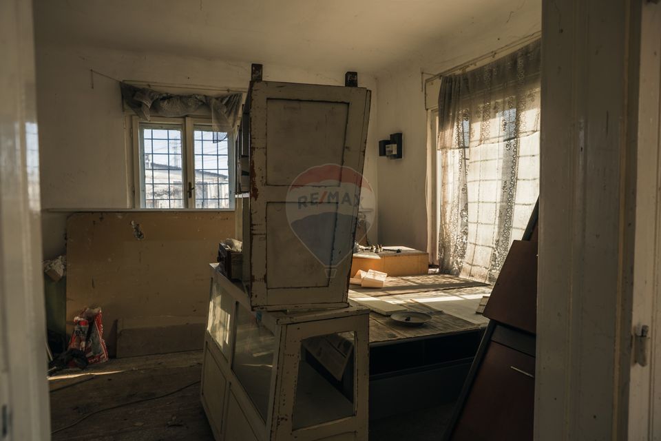 8 room House / Villa for sale, Sud-Est area