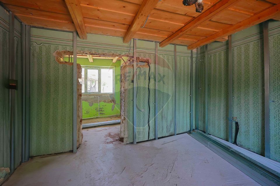 Casă  cu 3 camere și teren 4,342 mp de vânzare în Valea Mare de Codru