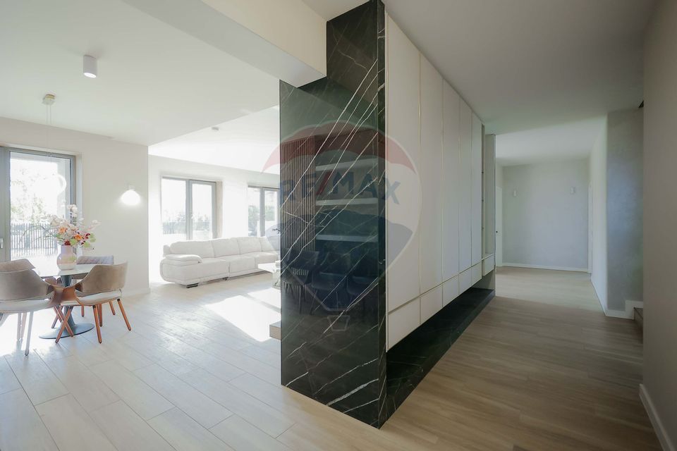 De vânzare Vilă cu 8 camere în Sânmartin, 290 mp util, teren 1100 mp