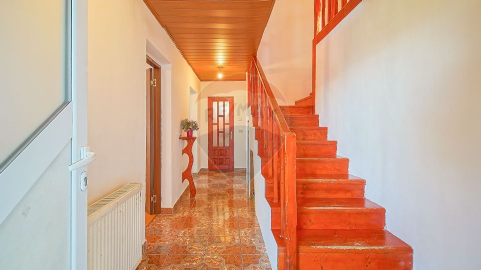 Casă cu 6 camere de vânzare în Râșnov, teren 1.100 mp, zona Glăjărie