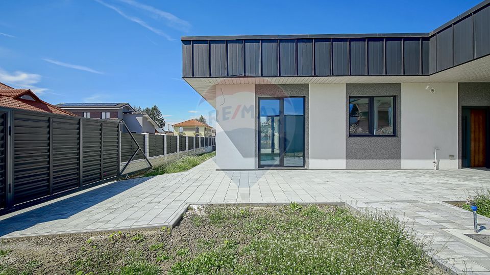 Casă  cu 5 camere de vânzare, Hălchiu