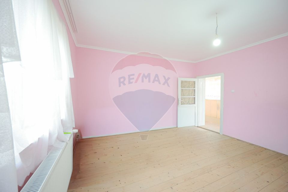 De vânzare teren 2.440 mp cu casă, asfalt și utilități – Alparea