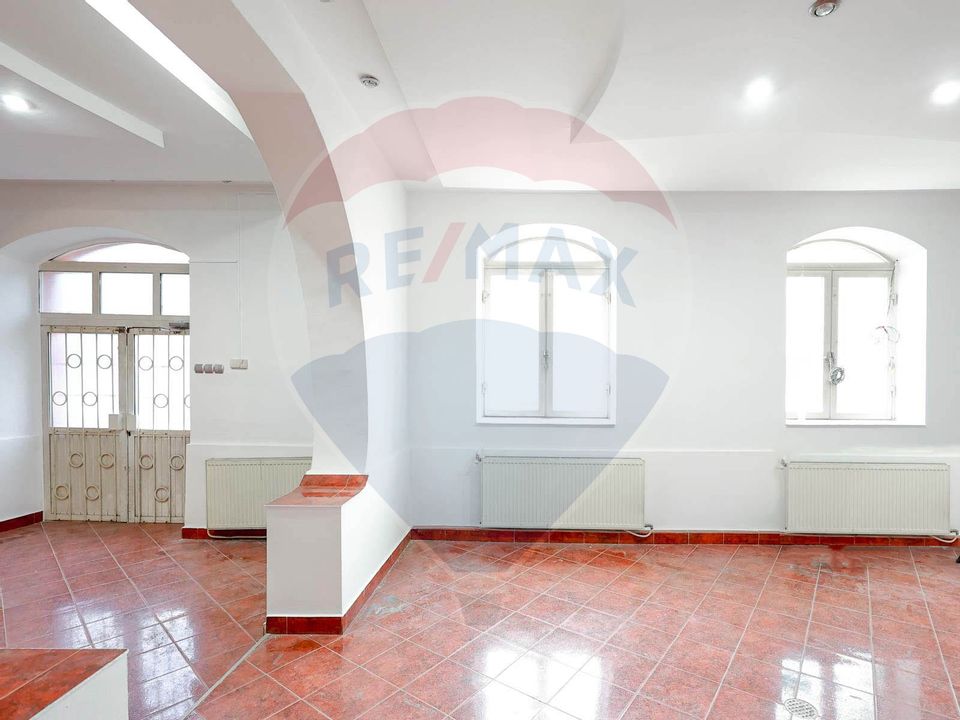 160sq.m Commercial Space for rent, Ultracentral area