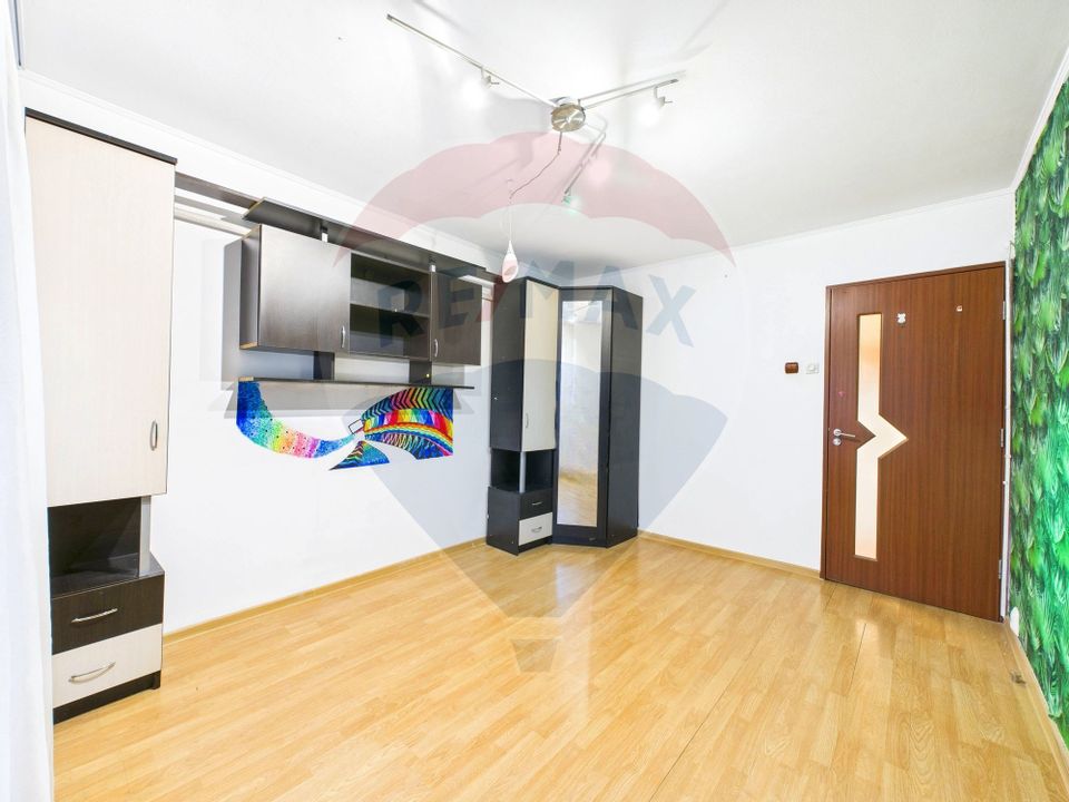 Apartament cu 4 camere de vânzare în zona Rahova