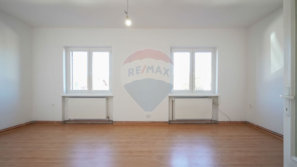 REZERVATA! Vilă individuală cu terasă, curte și două garaje